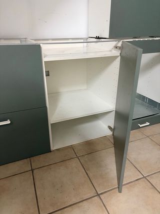 Muebles de cocina modulares grises y blancos