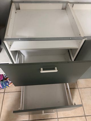 Muebles de cocina modulares grises y blancos