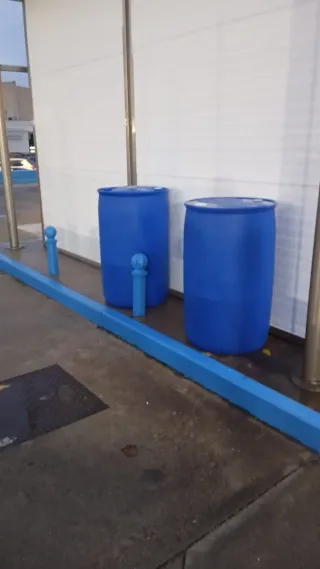 Bidones azules para líquidos o comederos