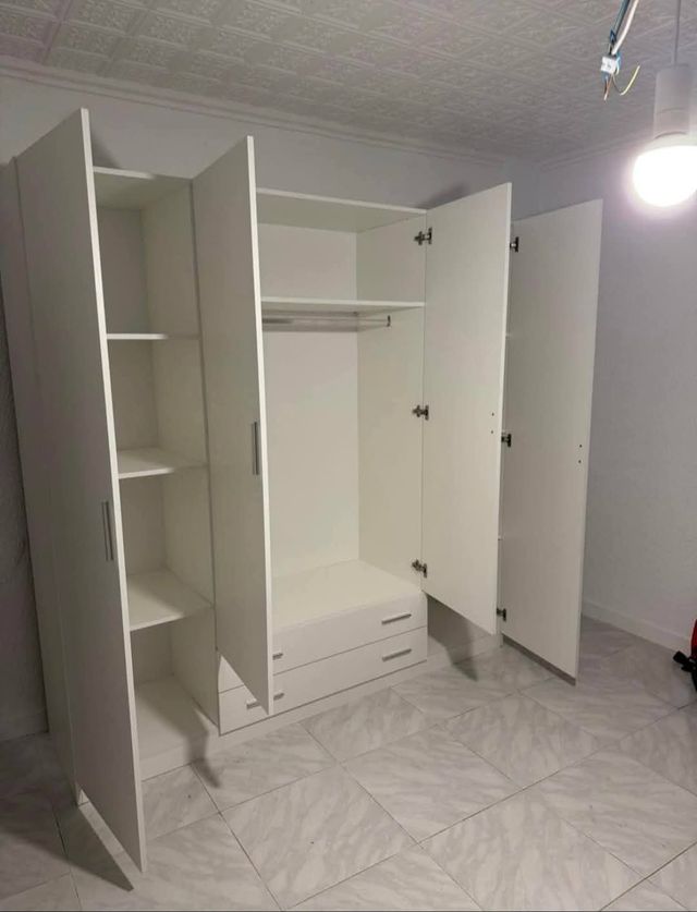 Armários novos de alta qualidade com espaço amplo para organização