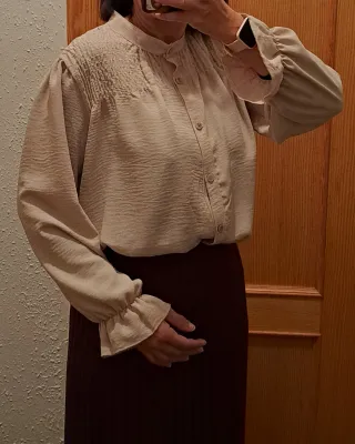 Camisa beige con cuello mao y volantes