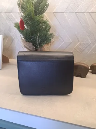 Bolso negro con logo dorado