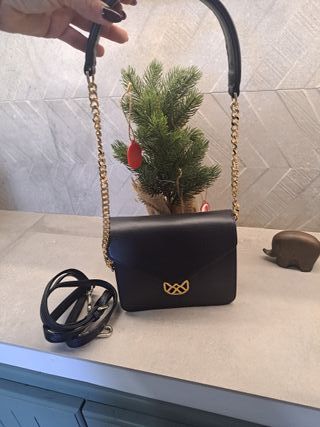 Bolso negro con logo dorado