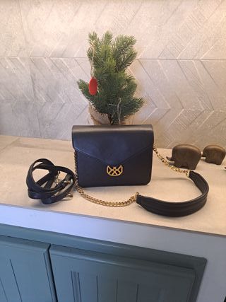 Bolso negro con logo dorado