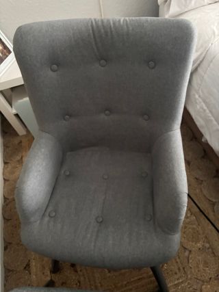 Sillón gris con reposapiés