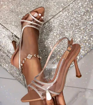 Tacones beige con brillos y tiras transparentes