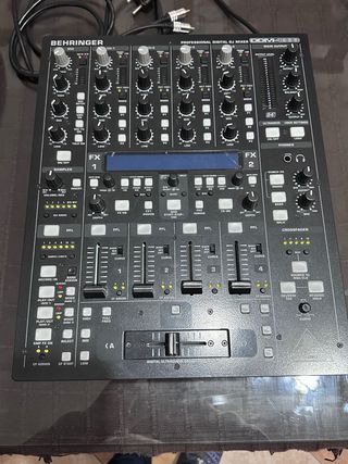 Mesa de Mezcla DJ Behringer Profesional