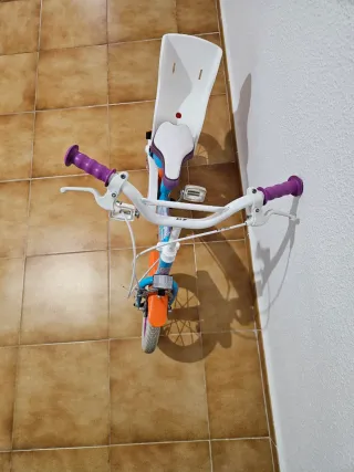 Bicicleta infantil azul con ruedas moradas