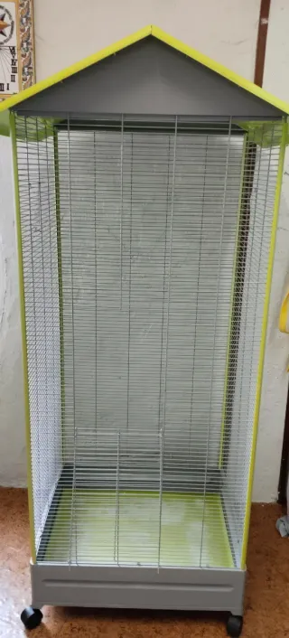 Jaula grande para pájaros.