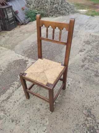 Mesa y sillas de madera para bar