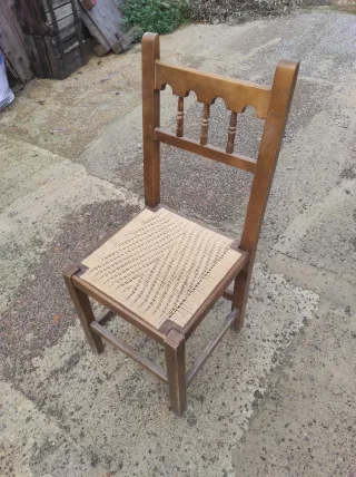 Mesa y sillas de madera para bar