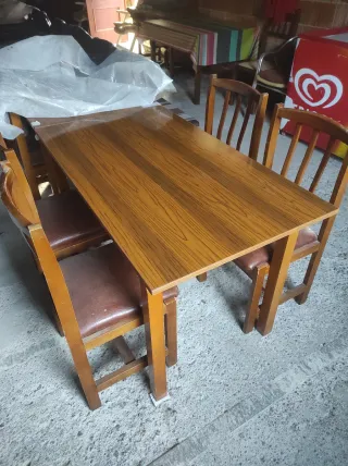 Mesa y sillas de madera para bar