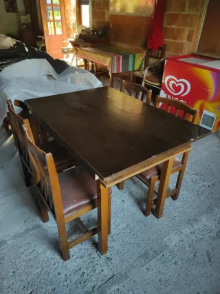 Mesa y sillas de madera para bar