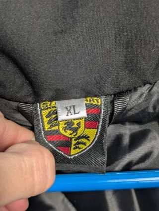 Chaqueta Porsche Negra y Dorada