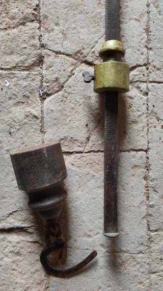 Báscula romana antigua de metal