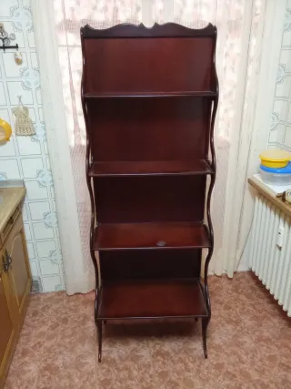 Estantería de madera marrón