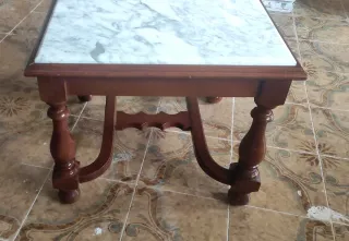 Mesita de Madera maciza y marmol.