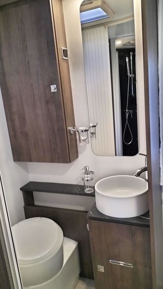 Autocaravana Benimar Tessoro 495 UP cama isla 5p