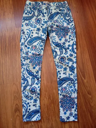 Pantalón pitillo estampado