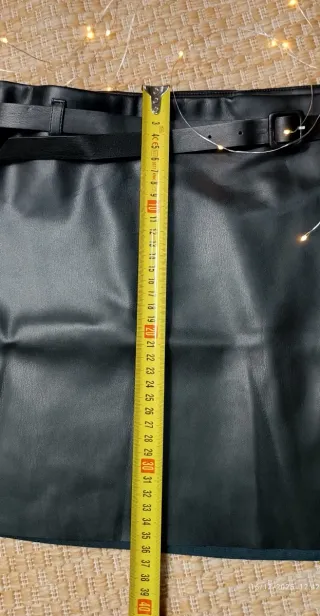 Minifalda efecto piel con cinturón