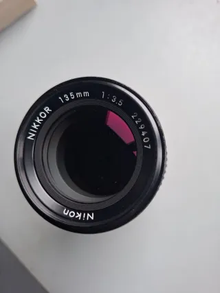 Objetivo Nikon 135mm 1:3.5 AI-parasol incorporado