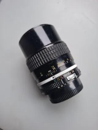 Objetivo Nikon 135mm 1:3.5 AI-parasol incorporado