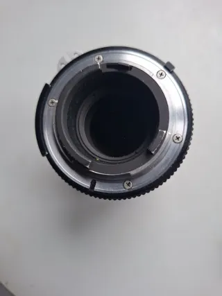 Objetivo Nikon 135mm 1:3.5 AI-parasol incorporado