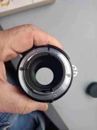 Objetivo Nikon 135mm 1:3.5 AI-parasol incorporado