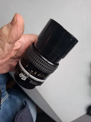 Objetivo Nikon 135mm 1:3.5 AI-parasol incorporado