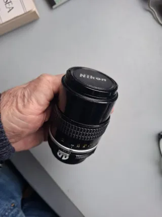 Objetivo Nikon 135mm 1:3.5 AI-parasol incorporado