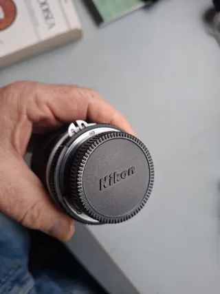 Objetivo Nikon 135mm 1:3.5 AI-parasol incorporado