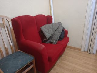 Sofá de 2 plazas rojo, en buen estado