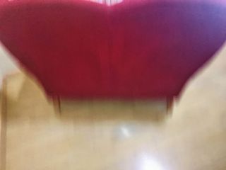 Sofá de 2 plazas rojo, en buen estado