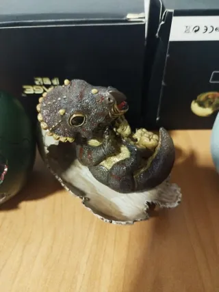 3 dinosauri bebé in uovo