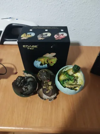 3 dinosauri bebé in uovo