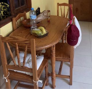 Tavolo da pranzo in legno con sedie