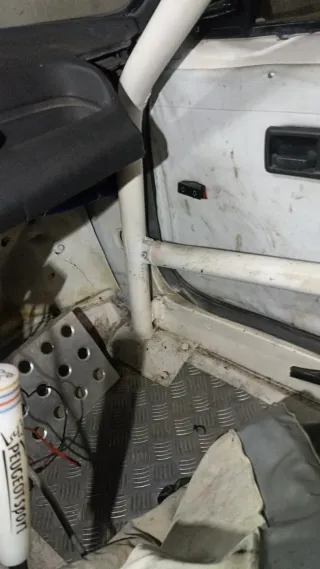 Carrocería Peugeot 205 rallye con barras antivuelc
