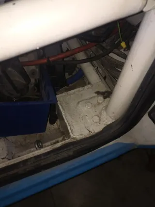 Carrocería Peugeot 205 rallye con barras antivuelc