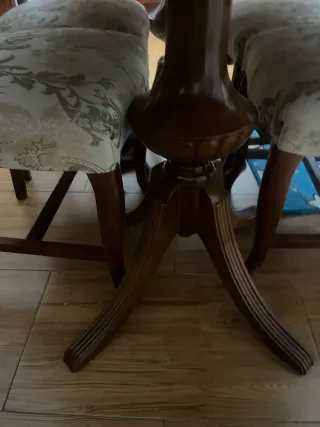 Sillas de comedor de madera con tapizado floral