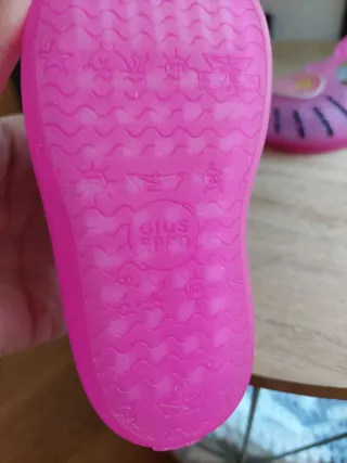 Sandalias rosas para niña con corazón