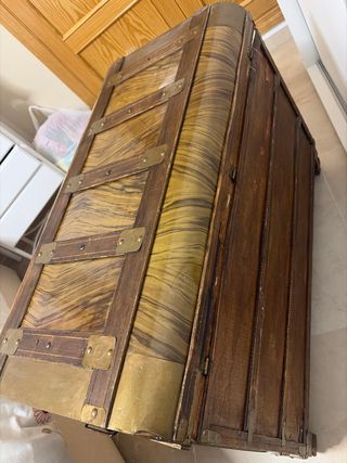 Baúl antiguo madera y metal
