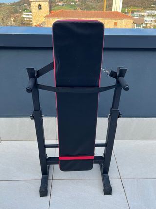 Banco de pesas para entrenamiento y plegable.