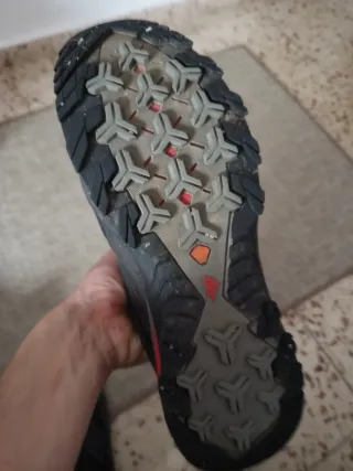 Zapatillas trekking Quechua negras y rojas