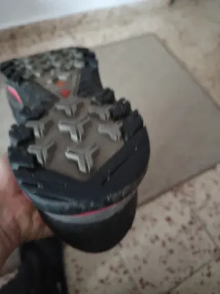 Zapatillas trekking Quechua negras y rojas