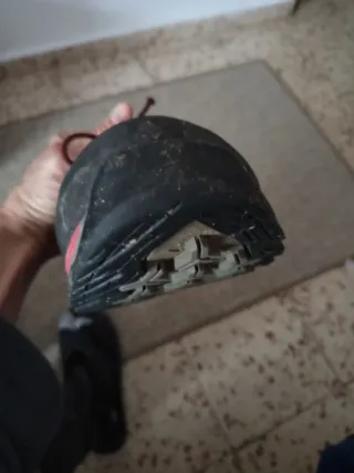 Zapatillas trekking Quechua negras y rojas