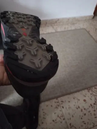 Zapatillas trekking Quechua negras y rojas