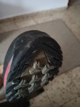 Zapatillas trekking Quechua negras y rojas