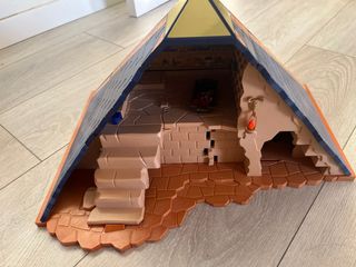 Pirámide de juguete con accesorios