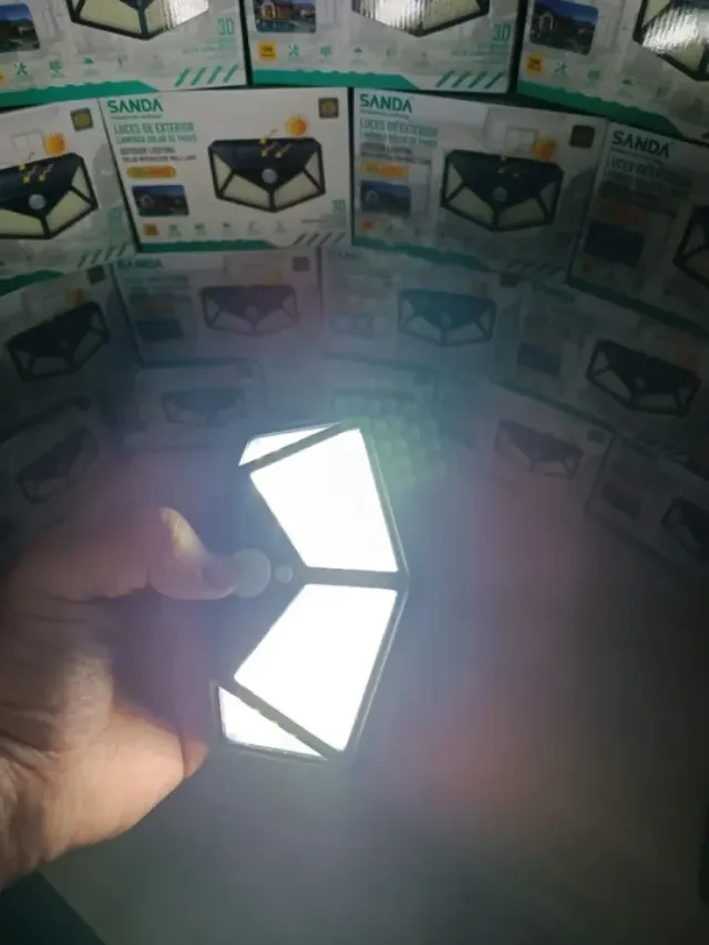 LÂMPADA SOLAR COM LEDS E LUZ BRANCA NOVA