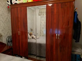 Alcoba de matrimonio, armario de regalo